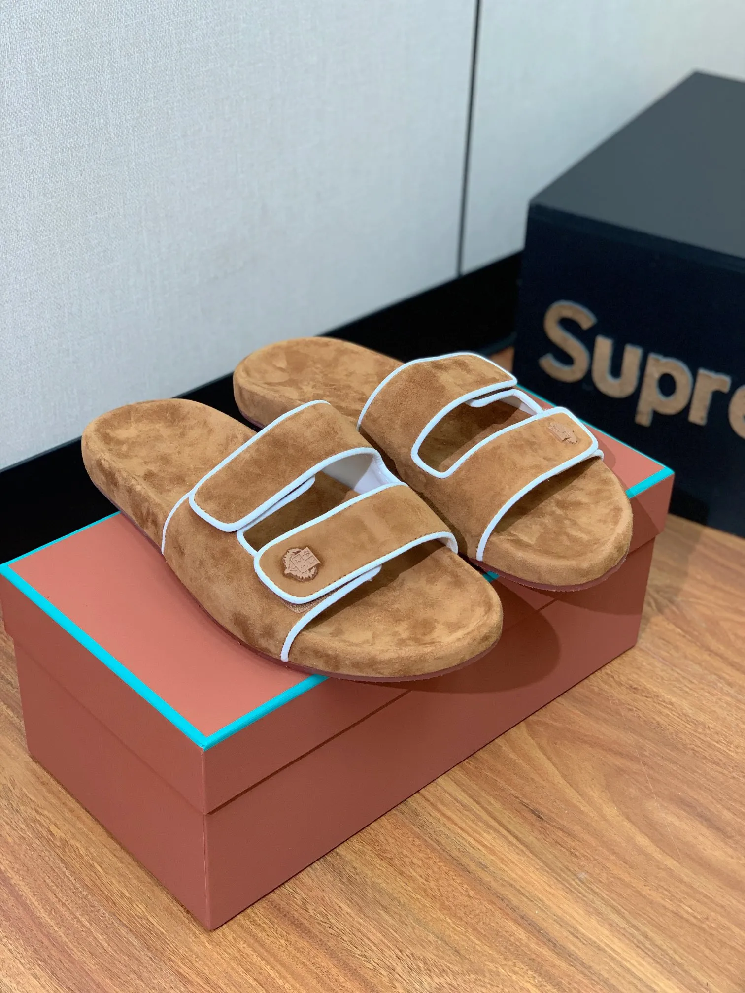 【LP】P:600💰 Size: 39-46 (45.46 can be customized) 【Loro Piana】LP men's slippers. Italian top cashmere is retro, elegant, low-key and luxurious. Both fashionable and practical, the leather is still of the highest quality in the entire network. The upper is silky and smooth. Wear-resistant and highly elastic beef tendon bottom. .